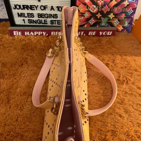 💯 Authentic Chanel Cream Perforated Shopper - Picture 15 of 16